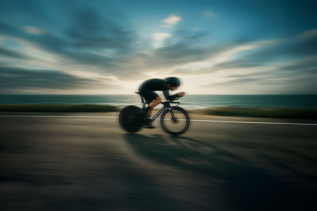 Triathlet in Aeroposition am Meer